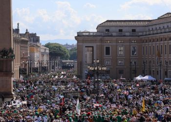Tisuće mladih na Trgu sv. Petra u čast papi Franji