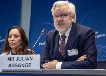 Julian Assange pojavio se na ispraćaju pape Franje u Vatikanu