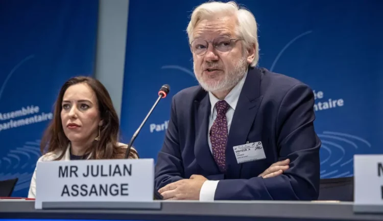 Julian Assange pojavio se na ispraćaju pape Franje u Vatikanu