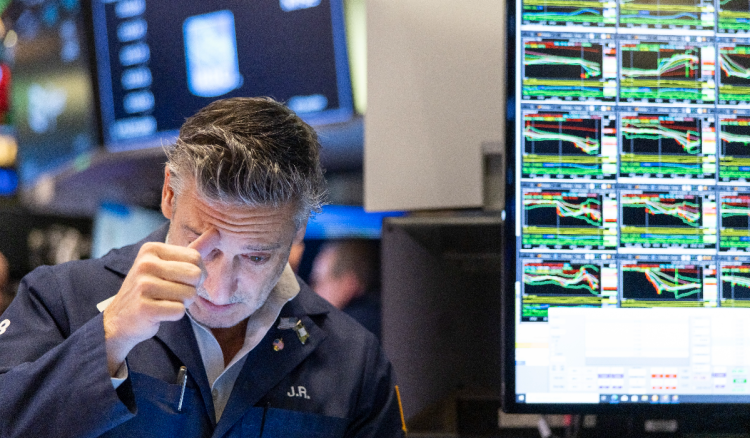 Američki carinici počeli naplaćivati jednostranu carinu od 10 posto na sav uvoz u zemlju