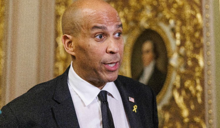 Američki demokratski senator srušio je rekord držeći govor 25 sati protiv Trumpove politike