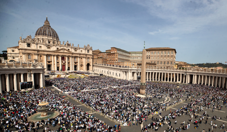 Brojni vjernici pohrlili su na Trg sv. Petra nakon smrti pape Franje