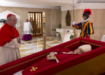 Objavljena prva fotografija pape Franje u lijesu