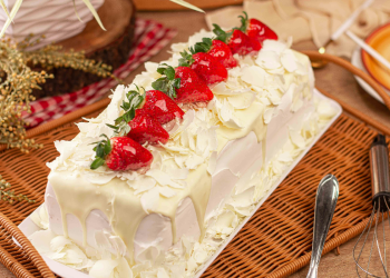 Francuski slastičari napravili najdulji kolač od jagoda na svijetu, dug 121,8 metara