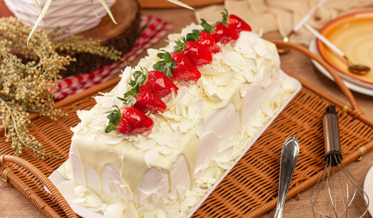 Francuski slastičari napravili najdulji kolač od jagoda na svijetu, dug 121,8 metara