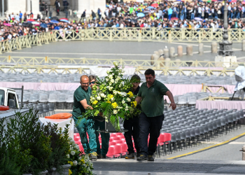 Počeo posljednji ispraćaj pape Franje – Trg sv. Petra pun ljudi