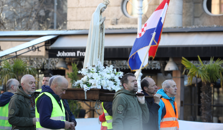 FOTOGALERIJA Održana muška molitva krunice na Trgu bana Jelačića