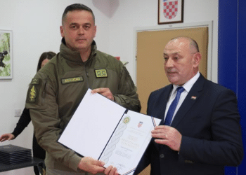 Povodom 34. obljetnice Akcije Plitvice Tomo Medved dodijelio zahvalnice postrojbama