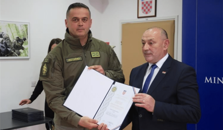 Povodom 34. obljetnice Akcije Plitvice Tomo Medved dodijelio zahvalnice postrojbama