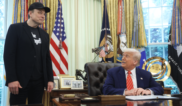 Trump i Musk narugali se Macronu zbog viralnog šamara