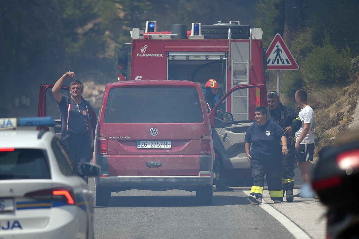 Požar kod Omiša pod nadzorom: Vatrogasci dežurali cijelu noć Požar kod Omiša pod nadzorom: Vatrogasci dežurali cijelu noć