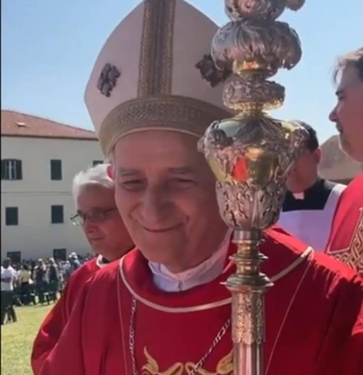 VIDEO: Kardinal Zuppi, izaslanik pape Lava, tijekom procesije u Trsatskom svetištu reagirao na majicu s motivom HNK Rijeke