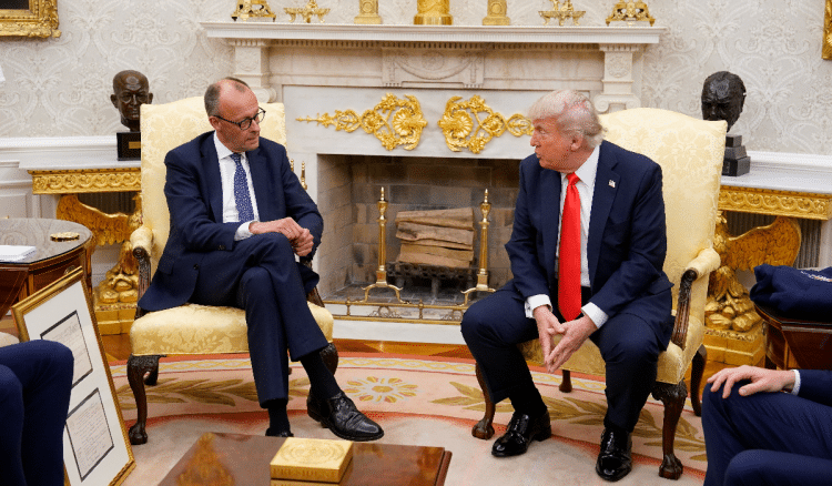 Merz donio Trumpu rodni list njegova djeda i palicu za golf