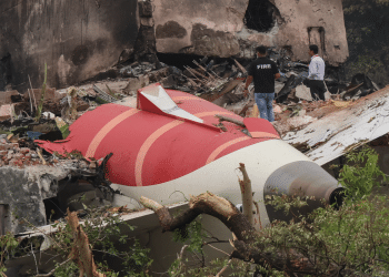 Nakon pada Boeinga u Indiji, spasilačke službe pretražuju zgrade u potrazi za preživjelima