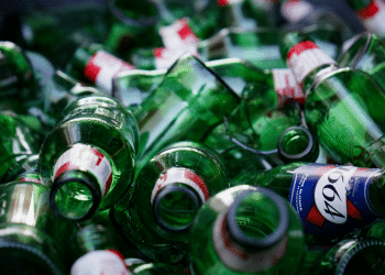 Pića iz staklenih boca sadrže više mikroplastike nego ona iz plastike zbog boje na čepovima