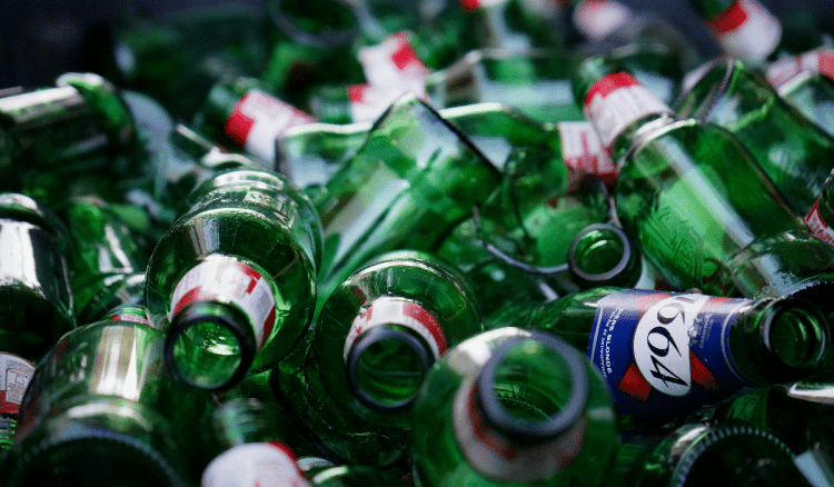 Pića iz staklenih boca sadrže više mikroplastike nego ona iz plastike zbog boje na čepovima