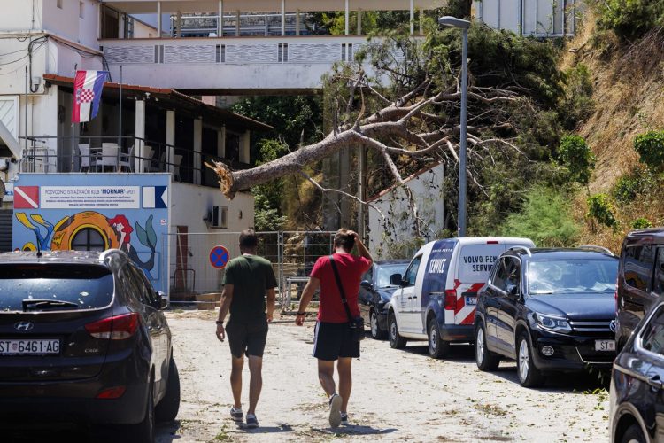 Kaos nakon oluje u Splitu: 300 intervencija, 500 poziva, dvoje ozlijeđenih