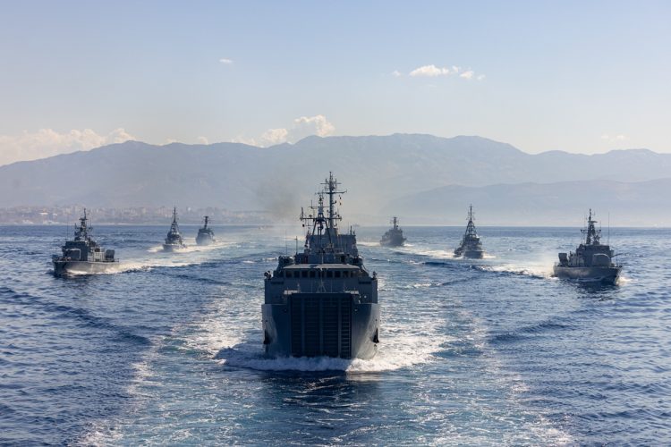 Svečani mimoplov HRM-a obilježio 30. obljetnicu Oluje – 14 brodova u jadranskom akvatoriju