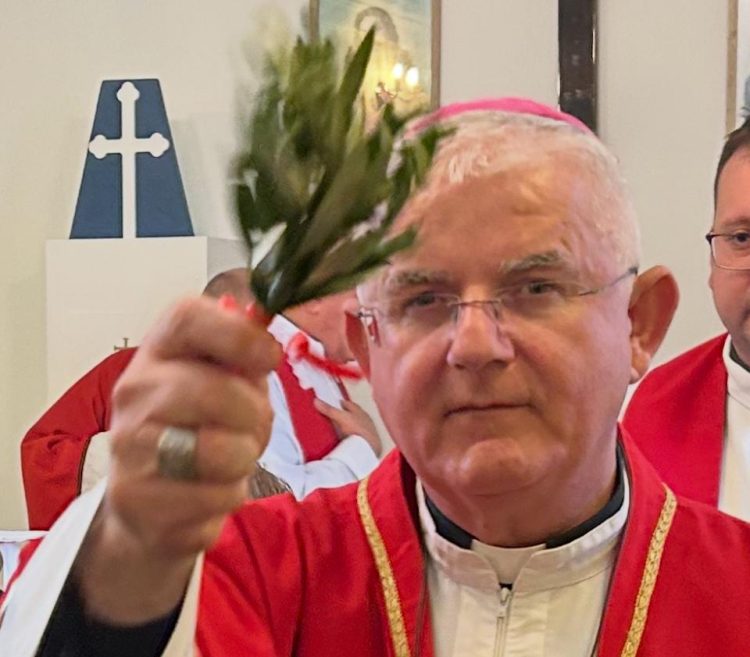 Nadbiskup Uzinić opet popularizirao pokret molitelja na trgovima