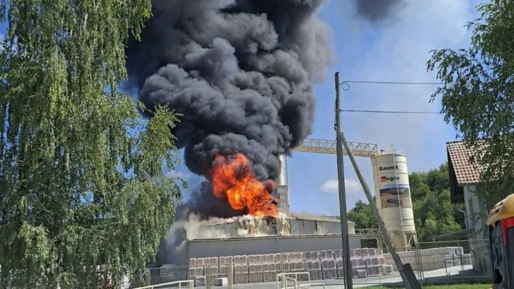 Požar u tvornici Baumit kod Daruvara: Sve vatrogasne ekipe na terenu