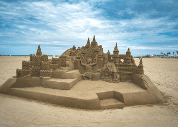 Rajska plaža na Loparu postaje svijet pješčanih skulptura