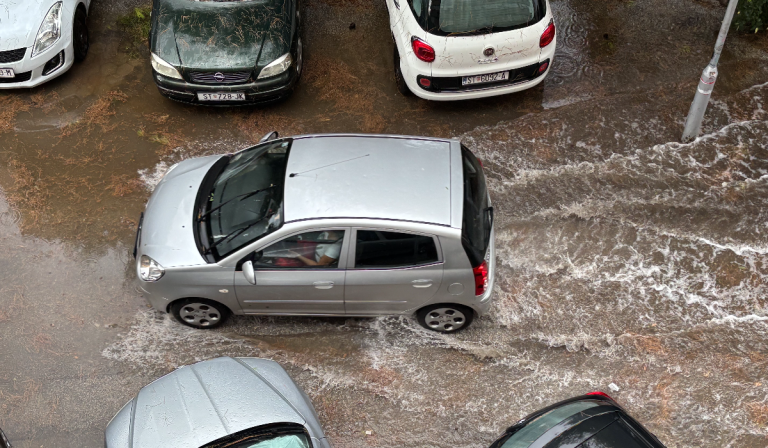 Jako nevrijeme pogodilo Split: Poljud oštećen, nestalo struje, stabla se rušila na automobile