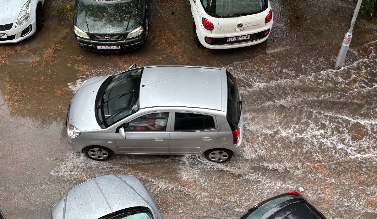 Jako nevrijeme pogodilo Split: Poljud oštećen, nestalo struje, stabla se rušila na automobile Jako nevrijeme pogodilo Split: Poljud oštećen, nestalo struje, stabla se rušila na automobile