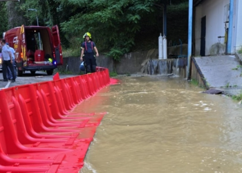 Poplava u Rockefellerovoj: Puknula cijev, voda prodrla u bolnicu – vatrogasci na terenu