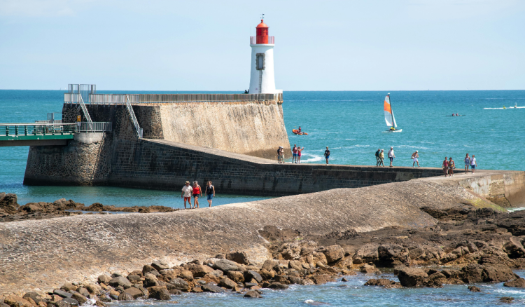 Francuski grad uvodi kazne za šetnju u kupaćem kostimu izvan plaže