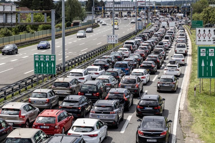 Pojačan promet na cestama prema moru i granicama