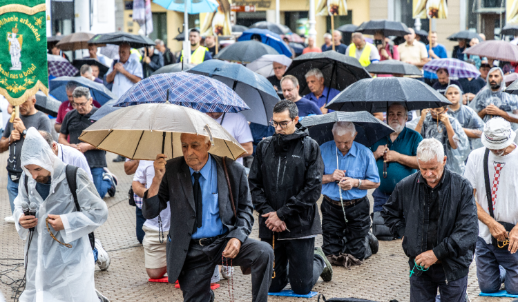 FOTOGALERIJA Ni kiša nije zaustavila mušku molitvu krunice na glavnom zagrebačkom trgu