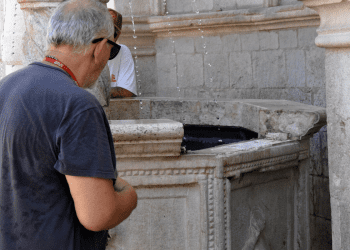 U centru Dubrovnika oštećena Mala Onofrijeva fontana iz 15. stoljeća