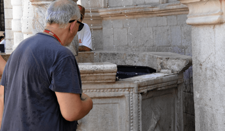 U centru Dubrovnika oštećena Mala Onofrijeva fontana iz 15. stoljeća