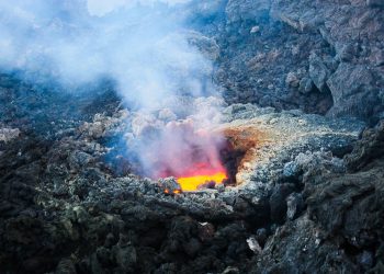 Etna ponovno erumpirala – podignuta uzbuna za zračni promet na Siciliji