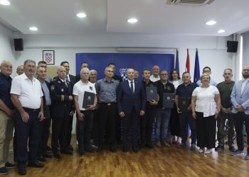 Ministar Medved uručio zahvalnice postrojbama i obiteljima poginulih branitelja Kusonja