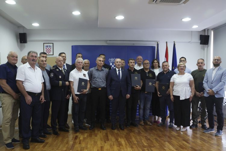 Ministar Medved uručio zahvalnice postrojbama i obiteljima poginulih branitelja Kusonja