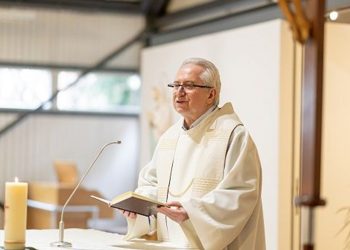 ‘Antif(r)ateologija’ protiv teologije zajedništva