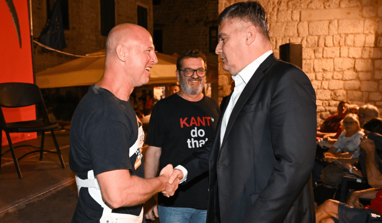 Milanović iznenada stigao na Fališ u Šibeniku, publika ga pozdravila pljeskom