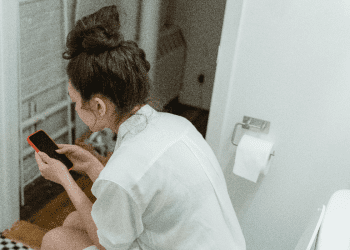 Korištenje mobitela na WC-u povećava rizik od hemoroida