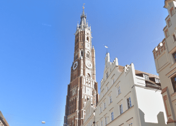 Pijani muškarac popeo se na krov crkve visok 50 metara kako bi snimio selfie, spasili ga vatrogasci