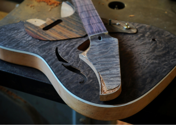 Gitara slomljena u noći raspada Oasisa ide na dražbu