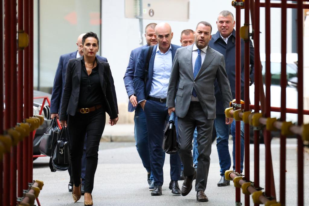 Optuženici iz afere "Mikroskop" dolaze na suđenje.