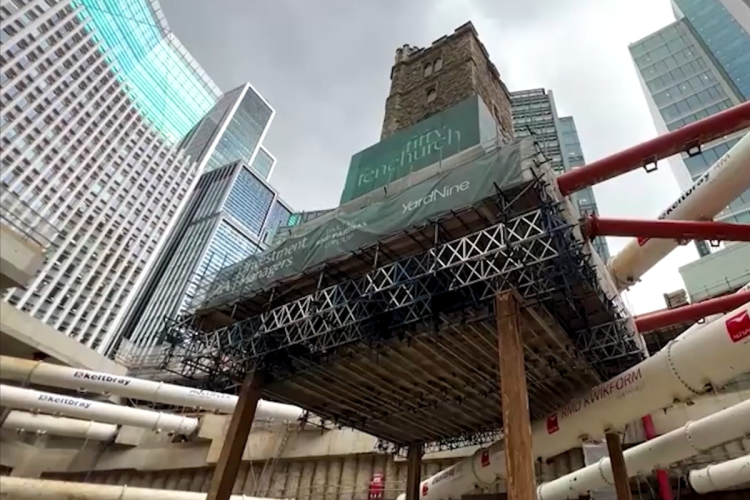 Srednjovjekovni crkveni toranj podignut čak 14 metara iznad tla u dosad neviđenom inženjerskom pothvatu