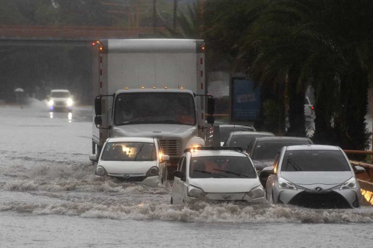 New York poplavio, dvije osobe smrtno stradale