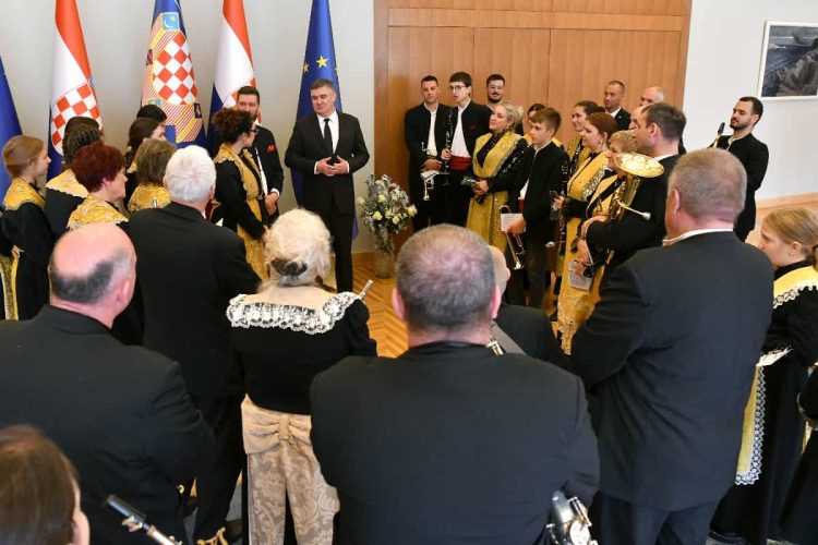 Zoran Milanović primio članove Narodne glazbe Trogir koja obilježava 200 godina djelovanja