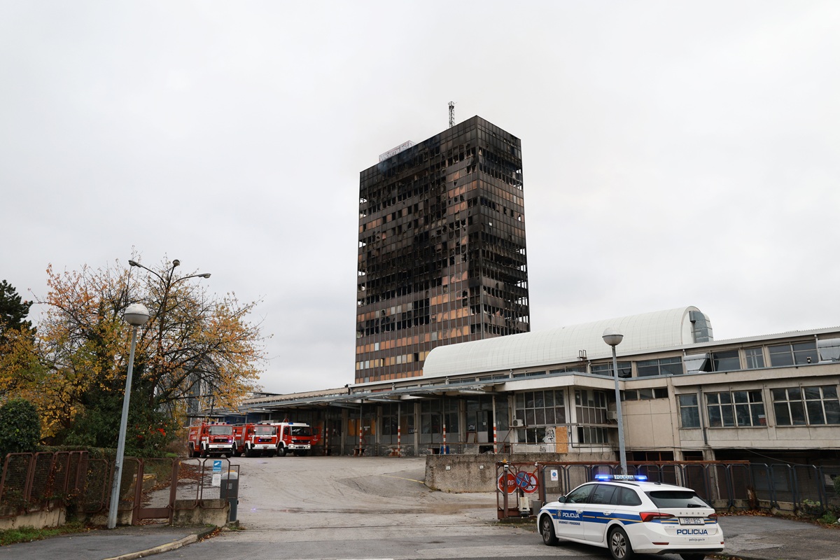 Veliki požar Vjesnikovog nebodera u Zagrebu: gašenje i procjena štete i dalje traju Veliki požar Vjesnikovog nebodera u Zagrebu: gašenje i procjena štete i dalje traju