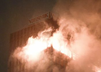 Zgrada Vjesnika još uvijek gori: vatrogasci zbog sigurnosti ne smiju unutra