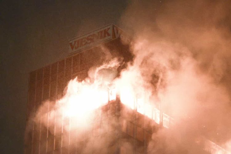 Zgrada Vjesnika još uvijek gori: vatrogasci zbog sigurnosti ne smiju unutra