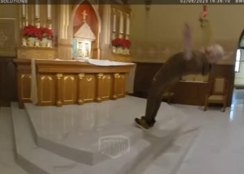 Policijski bodycam: Nevidljiva sila triput odbacila opsjednutog muškarca u pokušaju da provali u svetohranište u Wisconsinu (SAD)