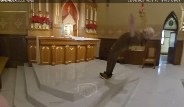 Policijski bodycam: Nevidljiva sila triput odbacila opsjednutog muškarca u pokušaju da provali u svetohranište u Wisconsinu (SAD)